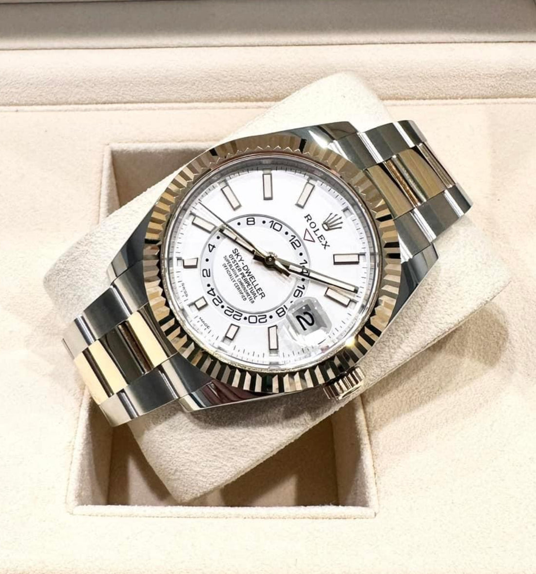 UNWORN Rolex Sky-Dweller White Index Dial Oyster Bracelet 326933