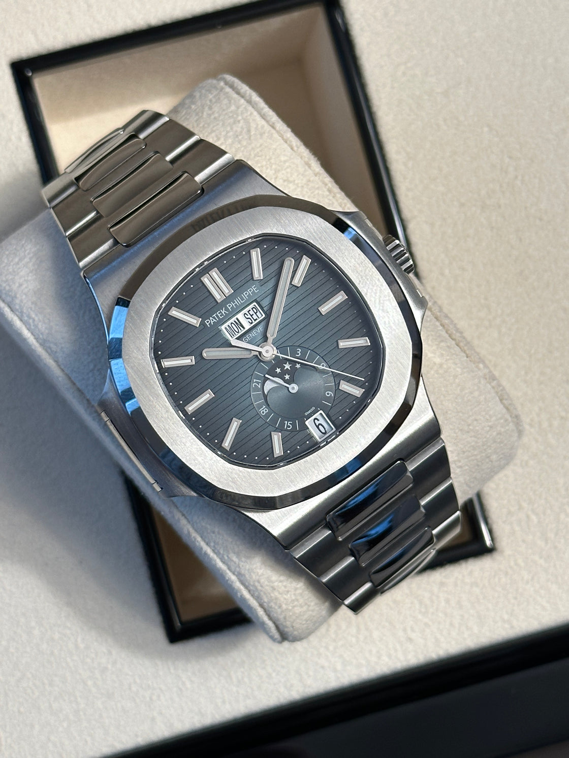 NEW 2022 5726/1A BLUE DIAL Patek Philippe Nautilus Annual Calendar Moon Phases - 40.5 mm - Steel - Blue Dial - 5726/1A-014