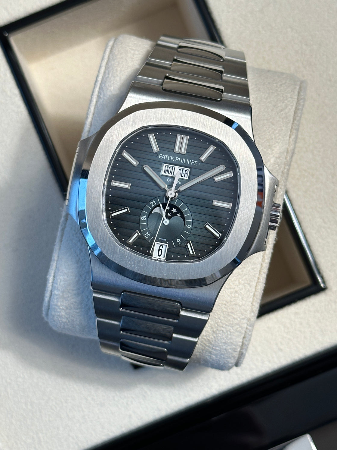 NEW 2022 5726/1A BLUE DIAL Patek Philippe Nautilus Annual Calendar Moon Phases - 40.5 mm - Steel - Blue Dial - 5726/1A-014