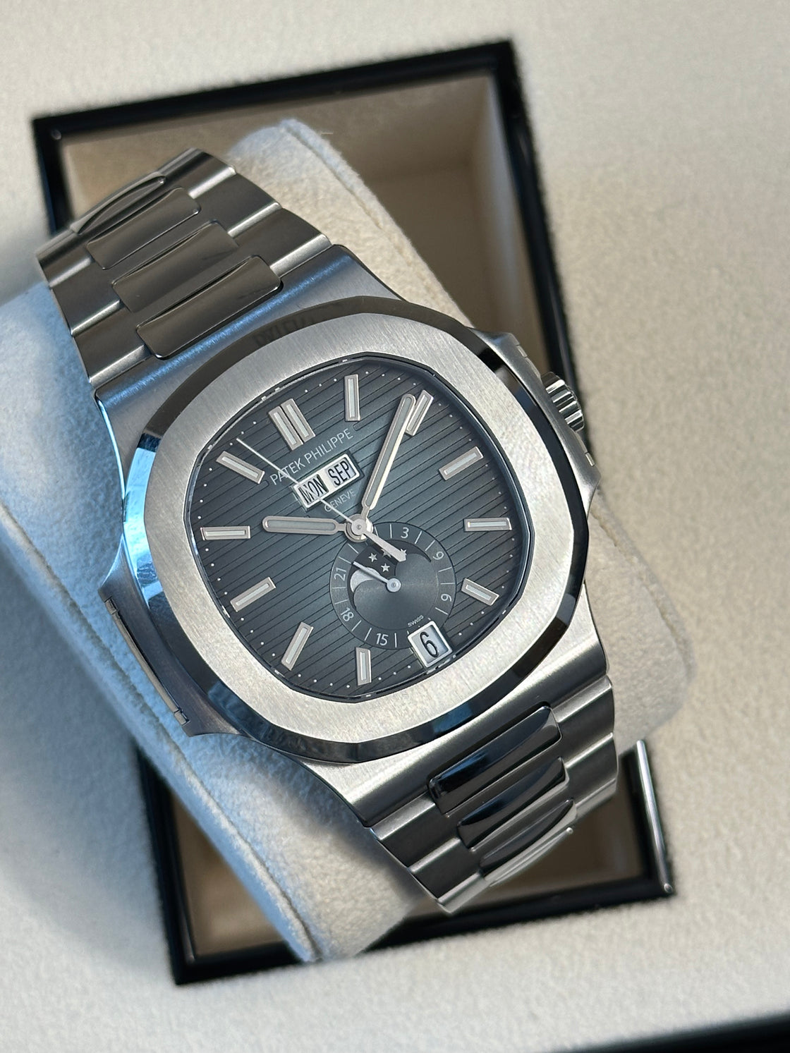 NEW 2022 5726/1A BLUE DIAL Patek Philippe Nautilus Annual Calendar Moon Phases - 40.5 mm - Steel - Blue Dial - 5726/1A-014